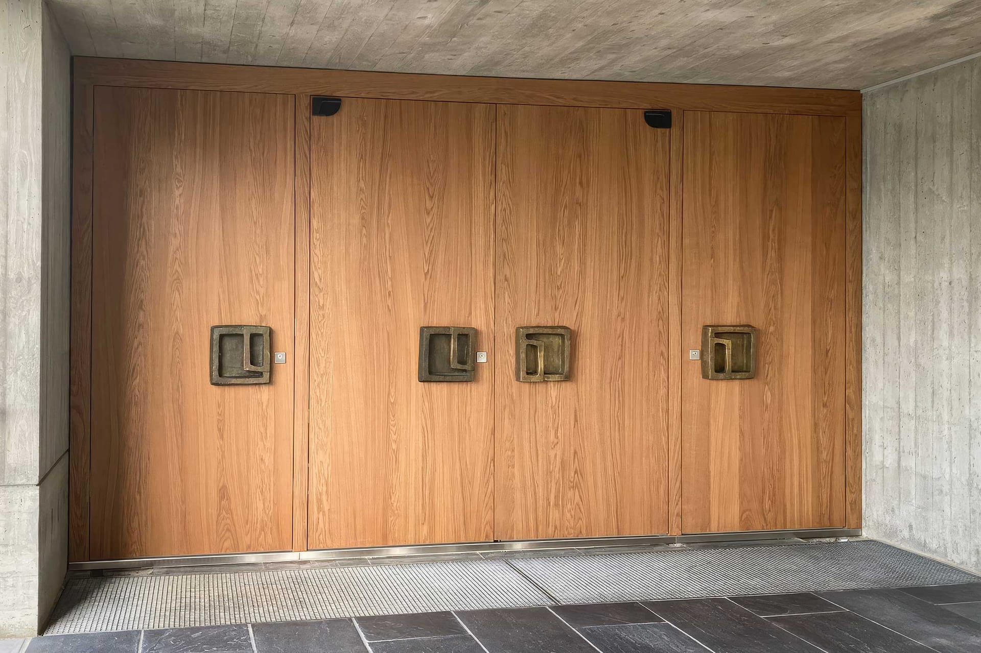 Kirchenportal mit Türautomation und Drehflügelantrieb